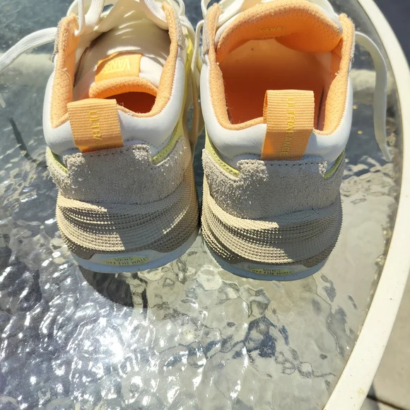 Vans Beige and White Sneakers - Picture 3 of 15